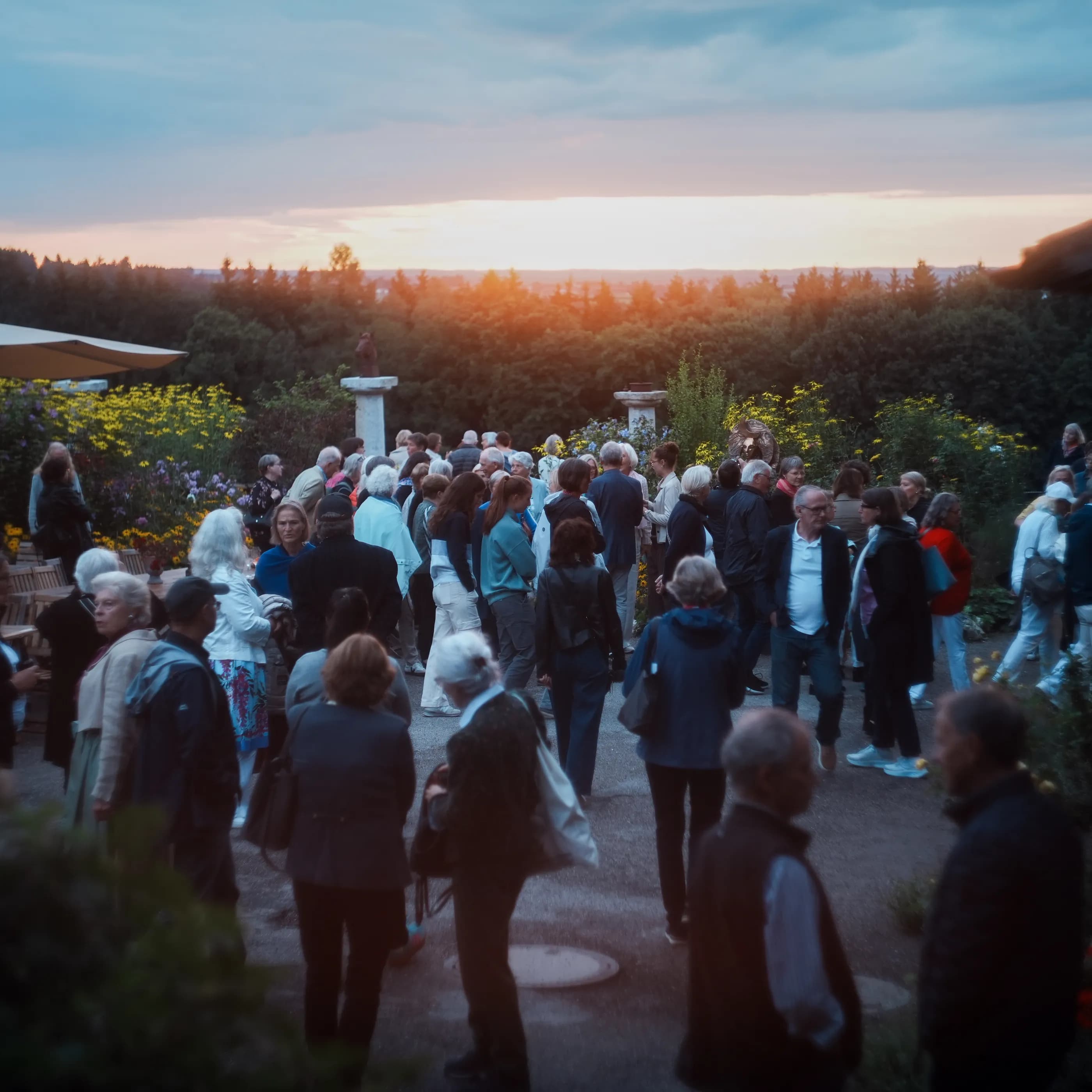 Veranstaltung bei Sonnenuntergang