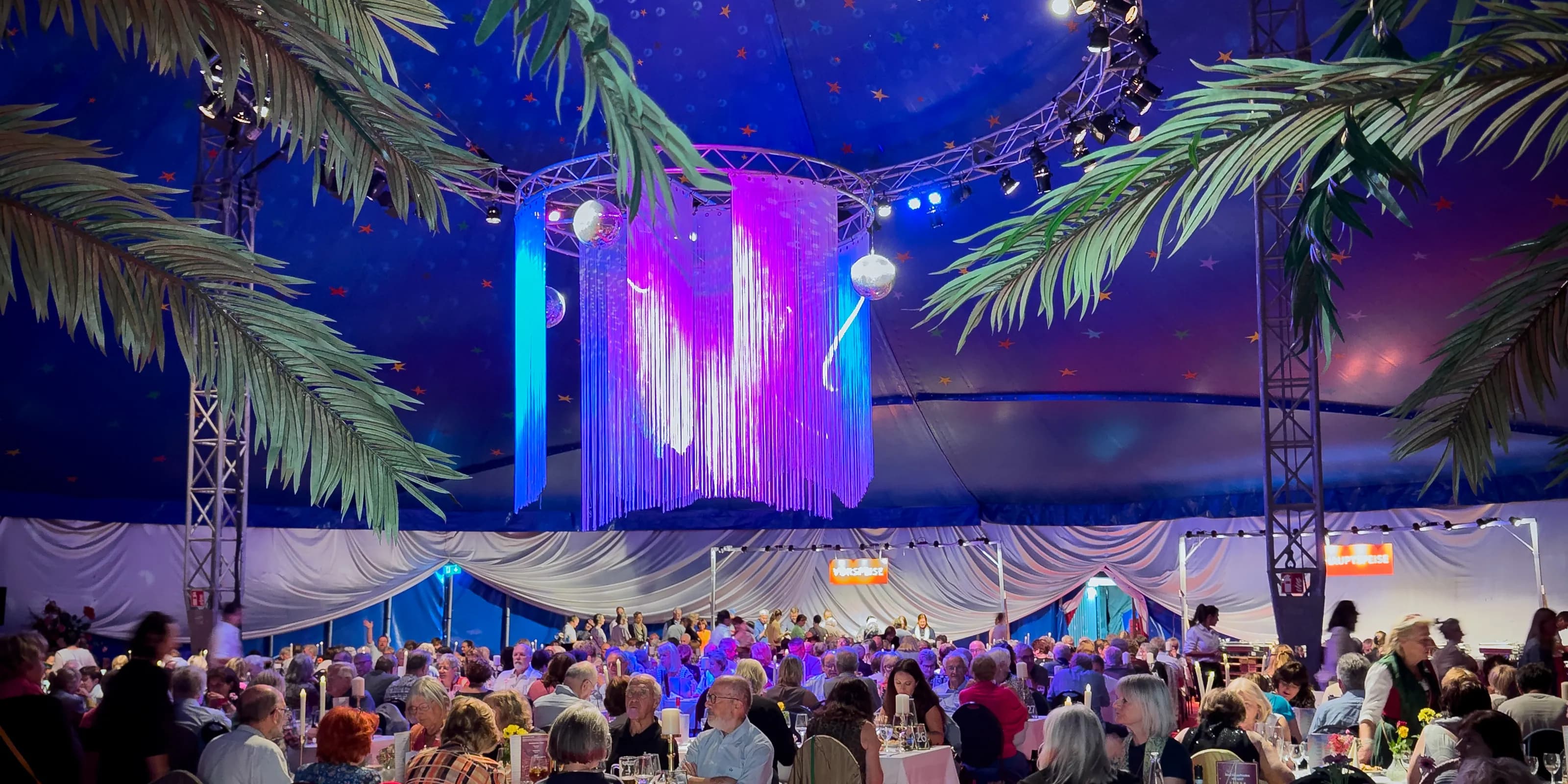 Veranstaltung mit gefüllten Esstischen