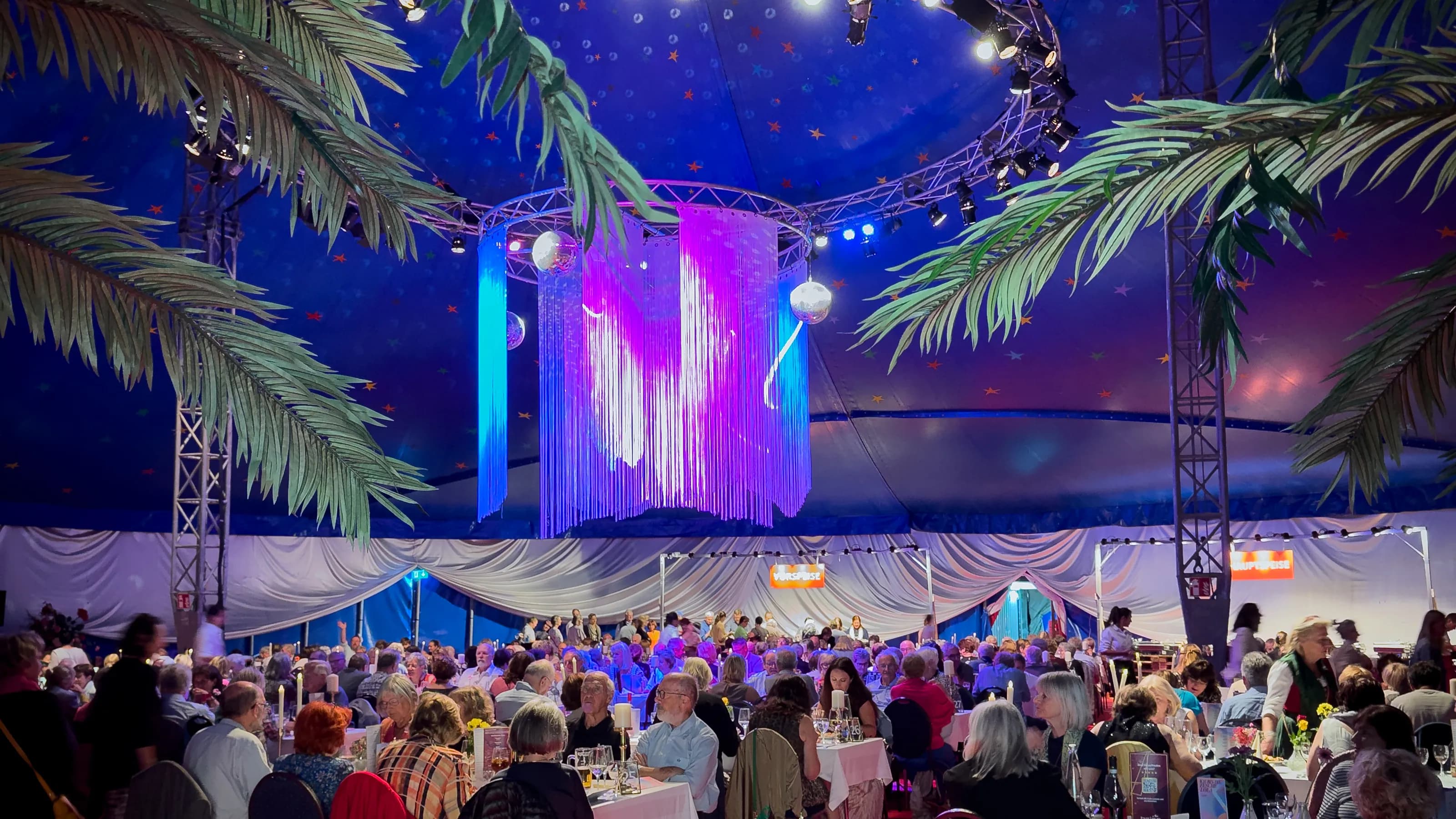 Veranstaltung mit gefüllten Esstischen