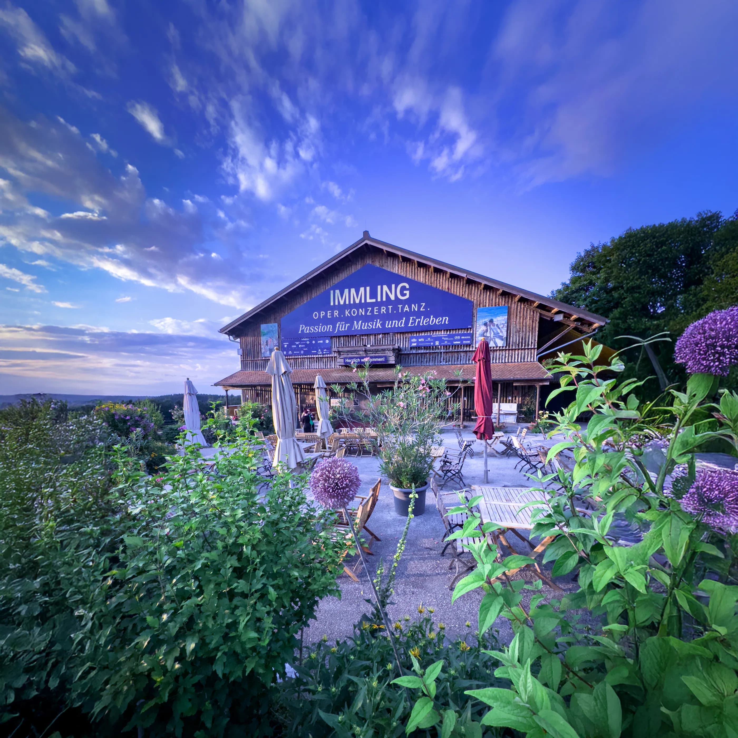 Immling aussen mit Bepflanzung