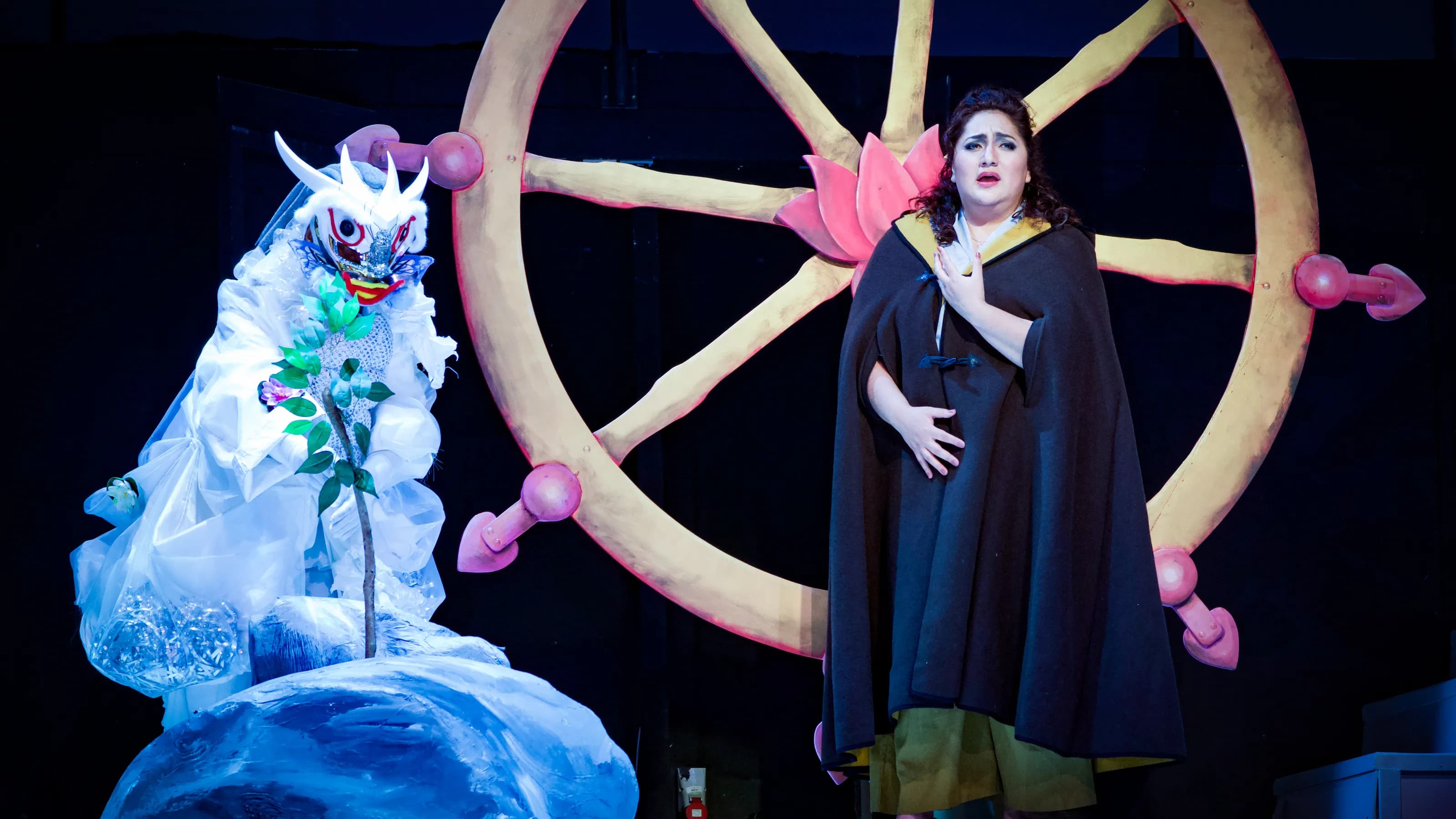 La forza del destino - Yunuet Laguna und der weiße Geist vor dem Schicksalsrad